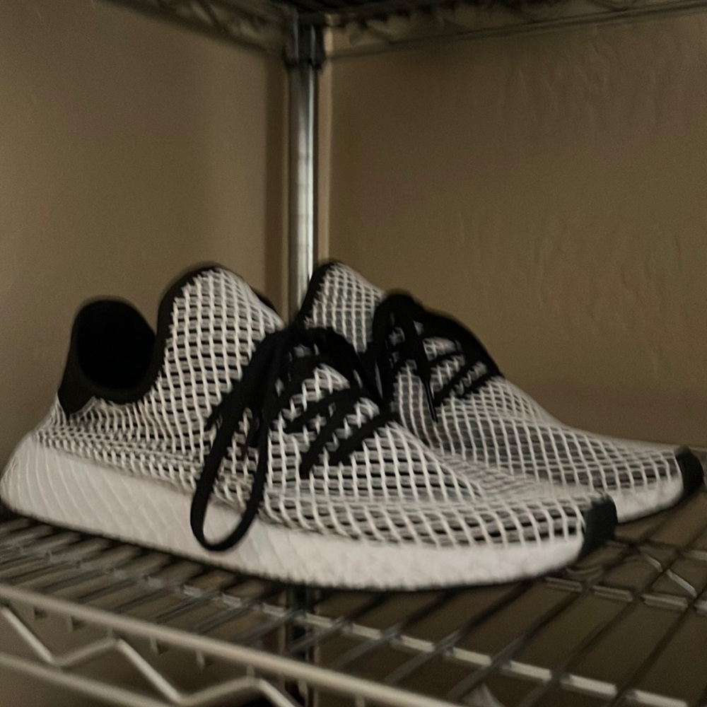 Mens size 11.5 Adidas Deerupt runner shoes